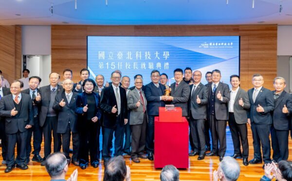 06北科大校友總會與各地區校友會理事長共同致贈禮品予北科大校長任貽均_0